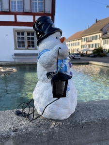 Beleuchteter Schneemann aussen mit Laterne als Hut