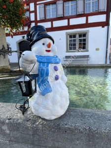 Beleuchteter Schneemann aussen mit Laterne 