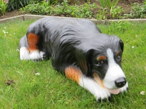 Deko- Hunde Figur Berner Sennenhund liegend 1