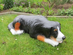 Deko- Hunde Figur Berner Sennenhund liegend 4
