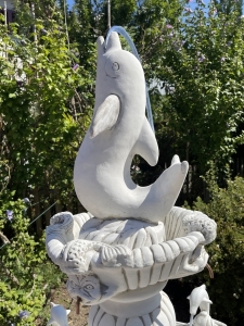 Obere Delfinfigur des weissen Gartenbrunnens aus Beton
