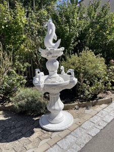 Betonbrunnen mit Delfinen, 165 cm hoch, Gesamtansicht im Garten