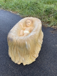 Christkind in der 63 cm Krippe als Gesamtansicht