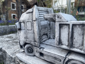 Detail von DAF Kabine und Kippmulde aus Beton