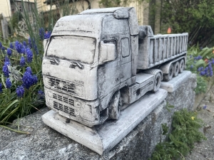 DAF Sattelzug aus Beton mit Kippmuldenauflieger in der Frontansicht
