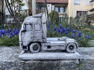 DAF Zugmaschine aus Beton im Seitenprofil