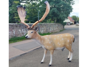 Lebensgrosse Damhirsch Figur als Gartendeko 2