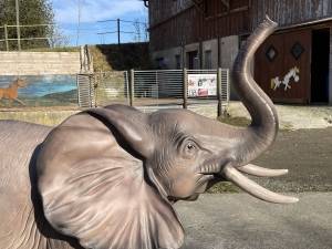 deko-elefant mit detailansicht von kopf und erhobenem ruessel