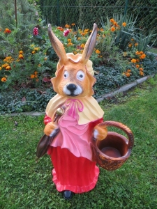 Lustiger Hase Deko: Hasenfrau mit Korb 69 cm 3