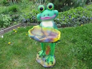 Froschfigur mit Blatt als Vogeltränke, 69 cm hoch