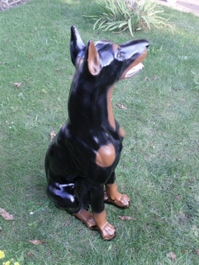 Dobermann sitzend, Deko Hundefigur, 93 cm hoch