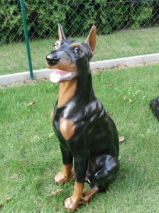 Deko Dobermann lebensgrosse Figur sitzend, 93 cm hoch