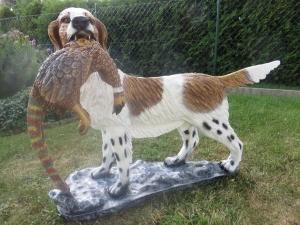 Jagdhund mit Fasan im Fang, Hundefigur Deko auf Standfuss, 124 cm lang 1