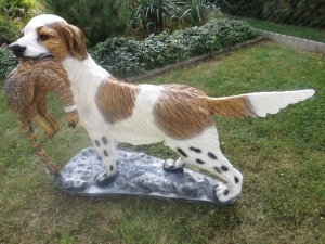 Hundefigur Jagdhund mit Fasan, 124 cm lang, ideal für passionierte Jäger als Gartendeko 1