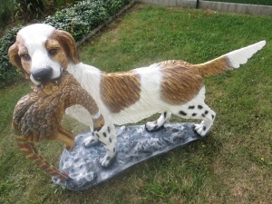 Ideale Gartendeko oder Wohnungsdeko für passionierte Jäger: Hundefigur Jagdhund mit Fasan als Beute  1