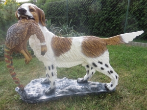 Jagdhund mit Fasan im Fang, Hundefigur Deko auf Standfuss, 124 cm lang 2