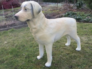 Lebensgrosse Deko Hundefigur eines stehenden Labradors