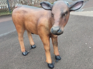 Kalbfigur lebensgross, braun, 121 cm lang, für drinnen und draussen