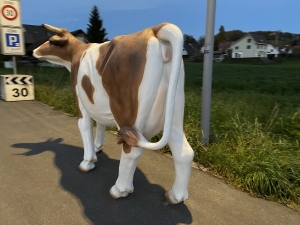 deko-kuh gartenfigur mit nahaufnahme der rueckansicht