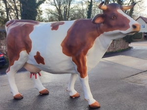 Deko Kuh lebensgross mit Melksystem in braun-weiss