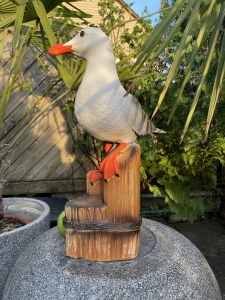 Deko Möwe auf Stamm, Seitenansicht von links