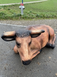 Deko Ochse liegend, Schrägansicht vorne