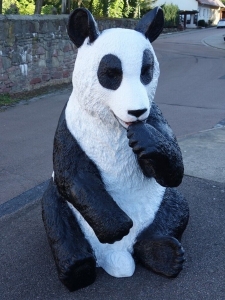 Grosse Bärenfigur Pandabär fressend, 135 cm hoch 2