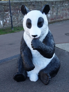 Grosse Bärenfigur Pandabär fressend, 135 cm hoch 1