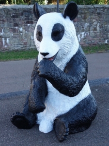 Grosse Bärenfigur Pandabär fressend, 135 cm hoch 3