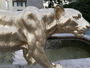 deko-panther in gold mit detailansicht von kopf und schulter