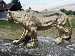deko-panther mit spezial-autolack im linken seitenprofil