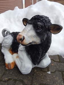 Dekofigur für den Garten, liegendes Kalb, 70 cm lang