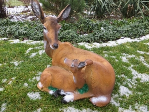 Dekofigur Hirsch mit Kitz liegend, 37 cm lang