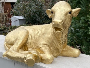 Dekokalb lebensgross, golden, liegend, 91 cm lang 