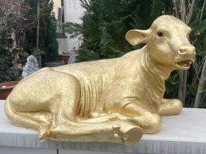 Goldenes Dekokalb lebensgross, liegend, als Gartenfigur, 91 cm lang 