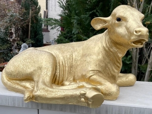 Liegendes goldenes Kalb, 91 cm lang für Gartendeko
