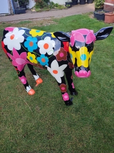 Design Deko Kalb lebensgross, Blumenmotiv, versiegelt mit Autolack