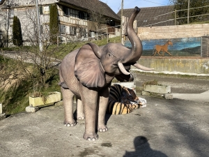 elefant als aussendekoration in schraeger ansicht von vorne