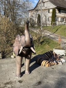 stehende elefantenfigur als aussendeko in der gesamten frontansicht