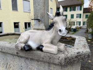 Liegender grauer Esel 55 cm in schräger Ansicht von links