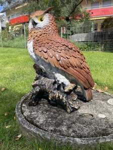 eulenfigur auf baumstumpf in der rechten seitenansicht