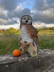 lebensgrosse eulenfigur 47 cm als gartendeko in der gesamtansicht
