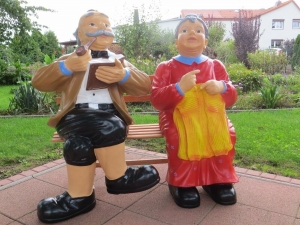 Figuren Oma und Opa auf der Bank, lebensgross