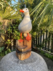 Möwe Gartenfigur auf Holzstamm, Frontalansicht
