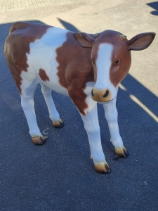 Dekofigur Kalb lebensgross für Gartendeko, braun-weiss, 121cm lang