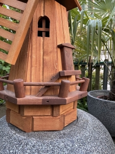 Detail mit Balkon und Tuer der Holz Gartenwindmuehle