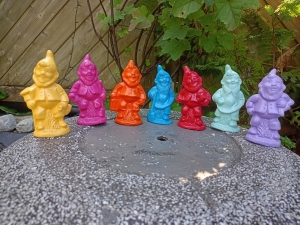 Gartenzwerge im 7er Set: kleine, einfarbige Zwerge, je 11 cm hoch 2