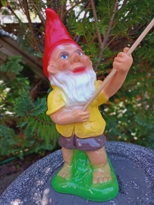 Gartenzwerg am Fischen,  Dekofigur für Gartenteich 1