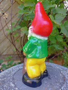 Gartenzwerg am Holz hacken, 35 cm hoch 3