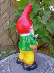 Gartenzwerg am Holz hacken, 35 cm hoch 2